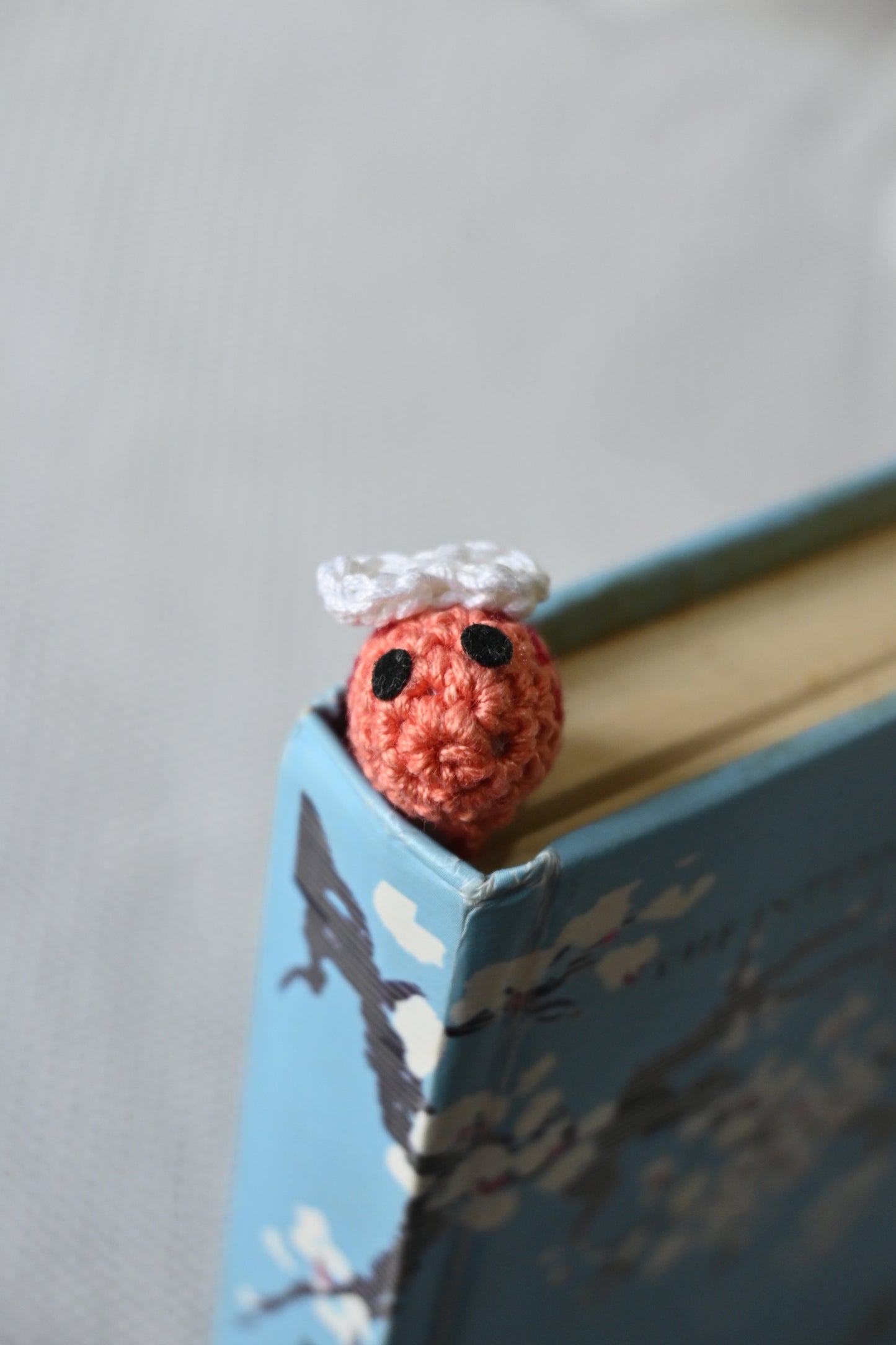 Peach Honeybee crochet bookmark